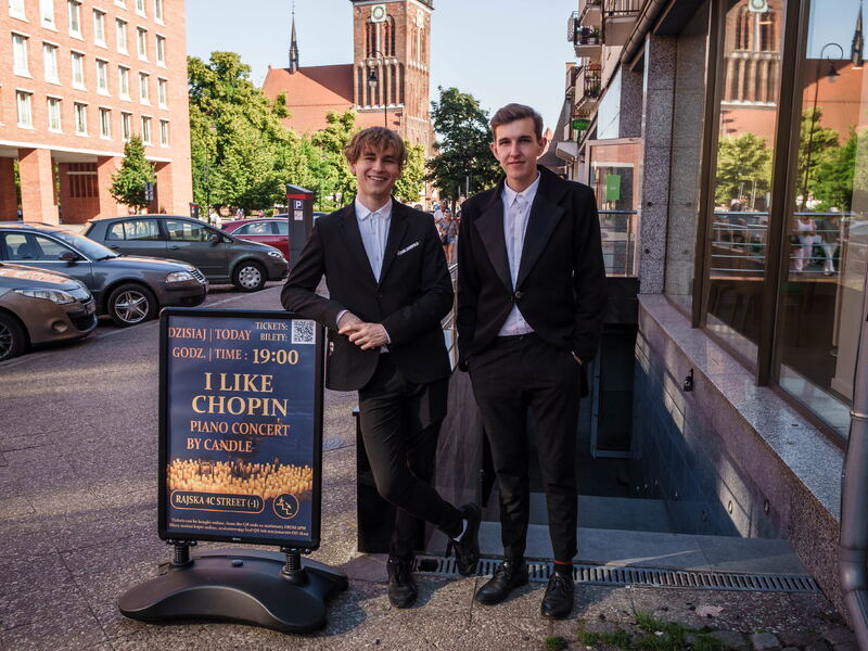 Twórcy I like Chopin na ulicy przed wejściem na koncert